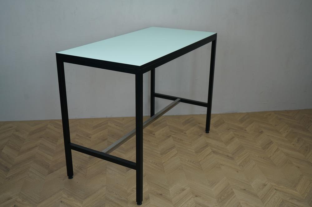 Four Design højbord 140x70 med grøn bordplade og sort stel – skråt forfra i moderne kontorstil.